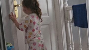 Frozen-Fun-Turns-Frosty-Twin-Sisters-Sing-Along-Sparks-a-Hilarious.jpg