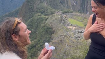 Man-uses-unexpected-prop-in-proposal-the-outcome-is-priceless.jpg