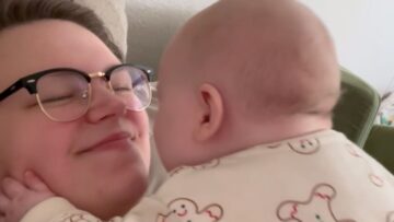 Adorable-mom-baby-moment-turns-messy-Dribbling-disaster-strikes-WooGlobe.jpg