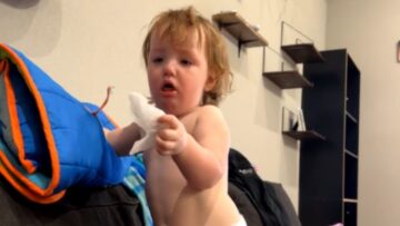 Baby-girls-hilarious-reaction-to-dryer-sheets-Adorable.jpg