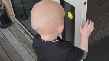 Baby-mistakes-fidget-for-nipple-and-has-cute-reaction.jpg