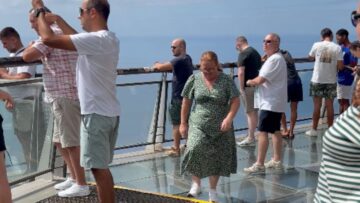 Fashion-Fails-on-Family-Cruise-Can-She-Keep-It-Together.jpg