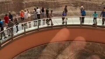 Friends-Hilarious-Panic-on-the-Grand-Canyon-Skywalk-Epic-Fear.jpg