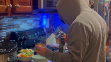 Husbands-Hilarious-Onion-Cutting-Hack-Will-Leave-You-in-Stitches.jpg