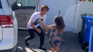 Little-Sisters-Joy-Explodes-When-Big-Bro-Returns-After-3.jpg