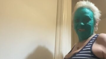 Mom-Thinks-Shes-Alone-But-Gets-a-Shocking-Surprise-from.jpg