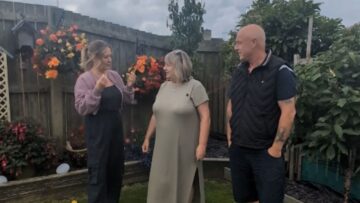 Mum-Gets-Pranked-by-Dad-Daughter-with-Epic-Gimme.jpg