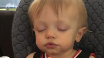 Sleeping-while-eating-Adorable-kid-caught-in-the-act.jpg
