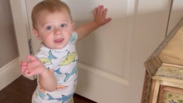 Toddlers-adorable-new-skill-Opening-doors-Cute视频.jpg