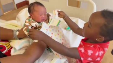 3-yo-girls-adorable-reaction-meeting-newborn-bro-Super.jpg