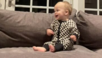 Baby-bursts-into-giggles-in-adorable-pillow-fight-with-mom.jpg