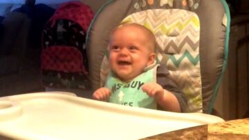 Baby-cant-stop-laughing-when-Mom-speaks-Super-Cute.jpg