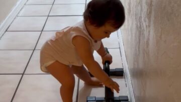 Babys-Adorable-Attempt-at-Gymnastics-Cute.jpg