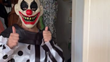 Clowning-Around-Girls-Scare-Plan-Turns-into-Hilarious-Comedy-Gold.jpg