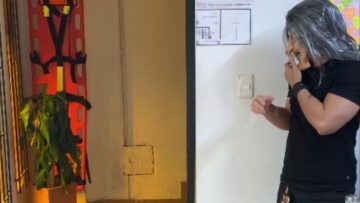 Creepy-Mask-Surprise-Coworker-Gets-Spooked-as-She-Walks-in.jpg