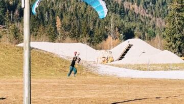 Daring-Dad-and-Daughter-Paraglide-together-Adorable.jpg