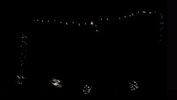 Heartwarming-Horse-Spreads-Joy-at-Christmas-Festivities-with-Sparkling-Lights.jpg