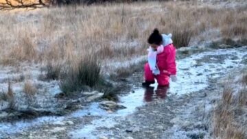 Little-Girls-Adorable-Mishaps-on-Ice-Will-Melt-Your-Heart.jpg