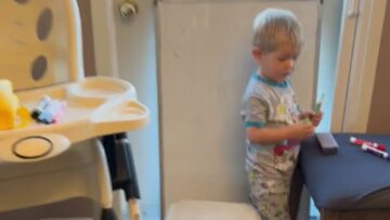 Loving-sister-surprises-baby-brother-with-cute-gift-Adorable.jpg