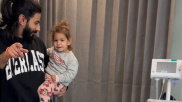 Parents-surprise-first-child-with-newborn-brother-Adorable.jpg