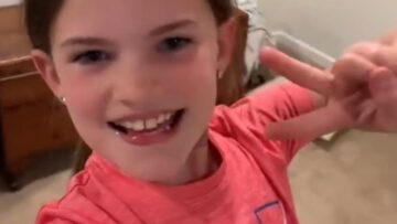 Toddler-hilariously-tries-to-keep-up-with-sister-in-flexibility.jpg