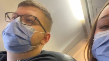 Wifes-Sweet-Note-to-Airplane-Attendant-Brings-Joy-to-Her.jpg
