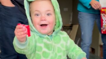 Young-trick-or-treater-charms-everyone-Super-Cute.jpg