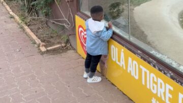 Fearless-toddlers-adorable-reaction-to-first-time-encounter-with-tiger.jpg