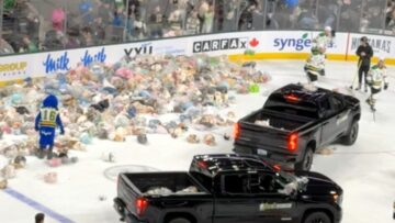 London-Knights-Joyful-Teddy-Bear-Toss-Delights-Kids-in-Need.jpg