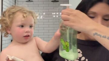 Mother-and-toddler-nail-Can-you-Hold-challenge-Adorable.jpg