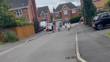 Neighborhood-kids-cheer-as-little-boy-tackles-first-bike-ride.jpg