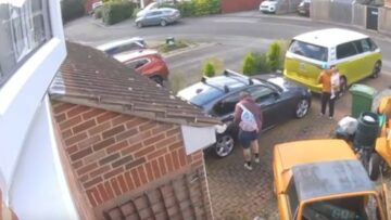 Spider-Prank-Sparks-Hilarious-Dance-Moves-Watch-Her-Unforgettable-Reaction.jpg