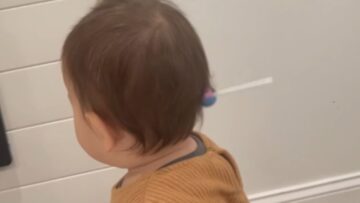 Toddlers-adorable-search-for-missing-lollipop-Super-Cute.jpg
