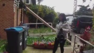 Watch-Her-Hilariously-Attempt-to-Unlock-a-Door-with-Car.jpg