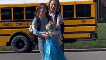 Big-sisters-returning-home-welcomed-by-adorable-girls-sweet-surprise.jpg