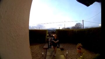 Christmas-Cheer-Gone-Wrong-Hilarious-Ring-Doorbell-Fails-That-Will.jpg