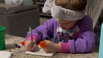 Dad-daughter-draw-on-each-others-lunch-napkins-to.jpg