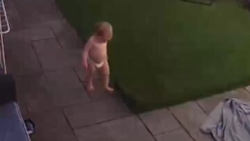 Mood-swings-Babys-adorable-reaction-to-moms-hug-Super.jpg