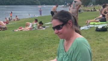 Dog-rocks-sunglasses-and-hat-on-family-trip-Super.jpg