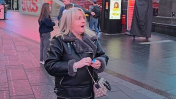 Moms-Emotional-Surprise-Birthday-Billboard-Leaves-Everyone-in-Tears.jpg