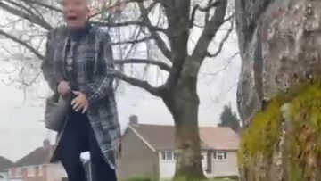 Sisters-Surprise-Prank-Mom-Daughters-Epic-Jump-Scare.jpg