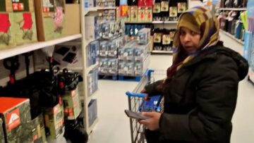 Apple-Pay-Prank-Hilarious-Moment-with-Defensive-Older-Woman.jpg